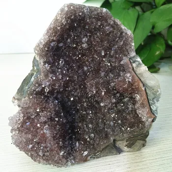 Natūralaus akmens spalvinga ametistas geode kvarco kristalų sankaupos, Žaliavos, akmens, mineralinė namų dekoro ekranas įvairių spalvų kristalai
