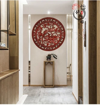 Woodcarving pakabukas Kinų stiliaus kambarį koridoriaus fone sienos, medžio masyvo turas palaima papuošalai